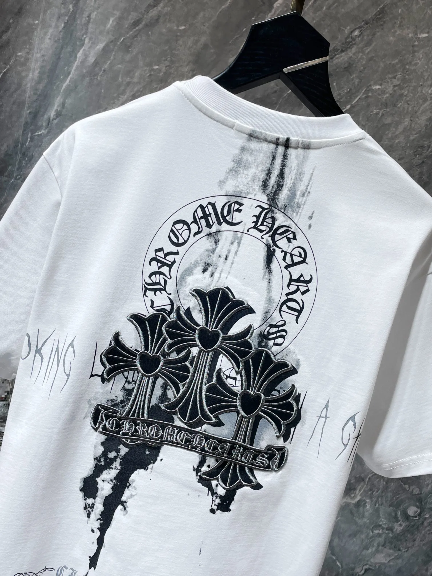 P164 New Chrome Hearts 25ss for summer. High-weight, environmentally friendly, high-quality top-grade fabric. 280g. Crocodile hoof embroidered overlapping cross spray-printed short sleeves. Imported environmentally friendly glue printing and dyeing. Counter synchronization. 1:1 replica version. Recommended color: black white. Size: S, M, L, XL